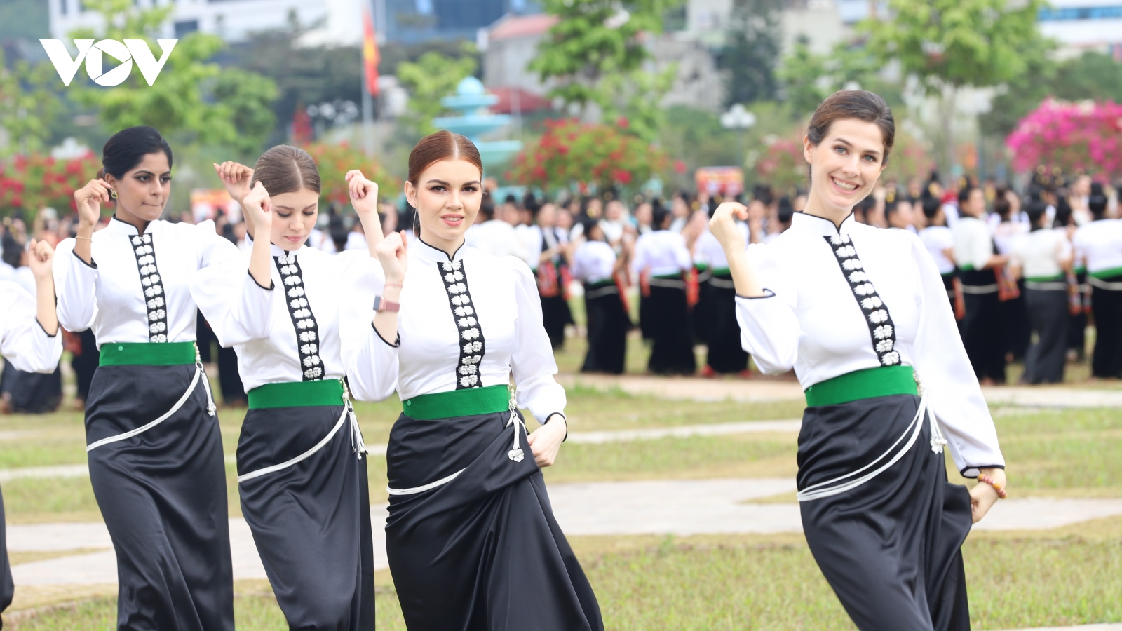 Thí sinh Hoa hậu Du lịch thế giới 2022 trải nghiệm xòe Thái tại Sơn La
